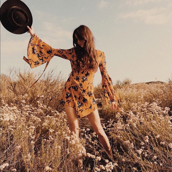 ✨ Final Price- Cross Over Bell Sleeve Romper - Picture 3 of 6